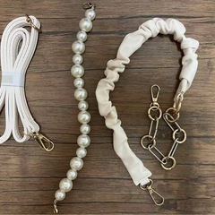 白いパック ショルダーバックの画像