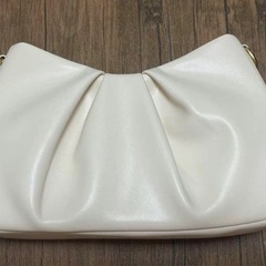 白いパック ショルダーバックの画像