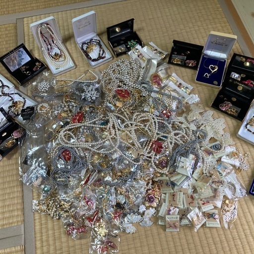 新品　イミテーション
レトロアクセサリーまとめ売り約6.8キロ