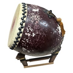 和太鼓　長胴太鼓　金属装飾　台座付き　祭りの画像