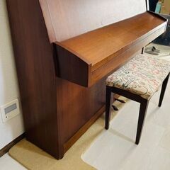 アップライトピアノ 木目 椅子付き　ピアノ用専用敷物付きの画像