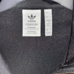 adidasトラックジャケットの画像