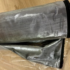 シルバー黒の薄い生地、巾112cmです。衣装やエコバッグなど色々と使えると思います。の画像