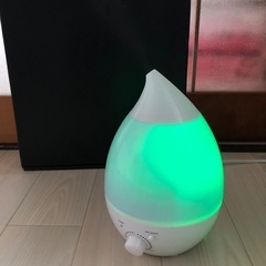 超音波式 アロマ対応7色に輝くしずく型加湿器 RAINBOW DEW