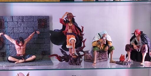 ワンピースフィギュア、ルフィ・エース・シャンクス＆レイリー