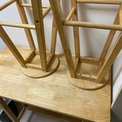 カウンターテーブルと椅子のセットの画像