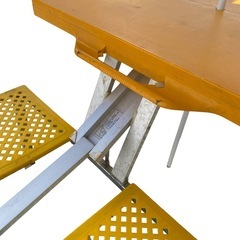 【お譲り先決まりました！】アウトドアテーブル椅子一体型 と パラソル 一式の画像