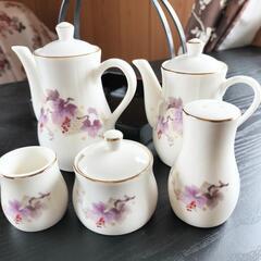 新品未使用お値下げ✨調味料入れ　5種　セット　陶器　かご付き

の画像