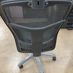 パソコン、ゲーミングチェアの画像