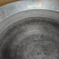 アルミ大鍋 巨鍋 台付 灯油バーナー 調理用具 イベント 炊き出し 直径約８０cm 中古品の画像