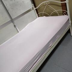 白のオシャレなベッド