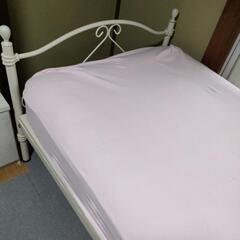 白のオシャレなベッド（お取り引き中）の画像
