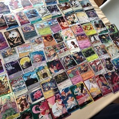 ワンピースカードとポケモンカード、野球カードなどの画像