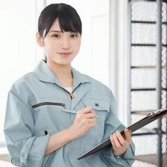 大手企業のきれいな倉庫での事務作業の画像