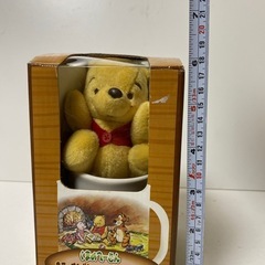 新品　くまのプーさん ステッチ＆ボタンぬいぐるみ付　マグカップの画像
