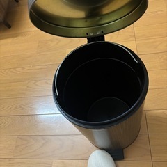 お早めに！木目調ペダル式ゴミ箱の画像