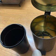 お早めに！木目調ペダル式ゴミ箱の画像