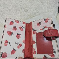 (取引中)COACH 赤い二つ折り財布 いちご柄 期間限定柄の画像