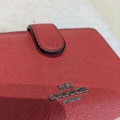 (取引中)COACH 赤い二つ折り財布 いちご柄 期間限定柄の画像