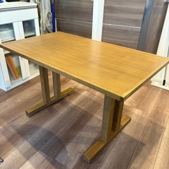 木製 ダイニングテーブルの画像