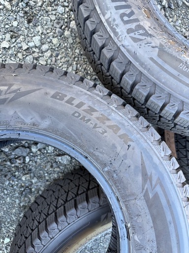 2023年式 バリ山 ブリジストン ブリザック215/70R16