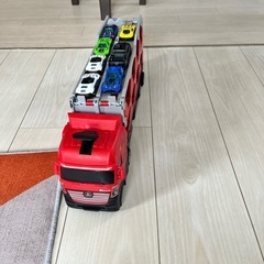 おもちゃの車