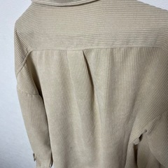 上に羽織る服の画像