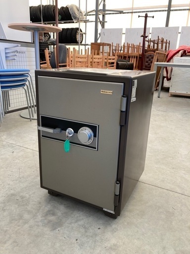 【中古オフィス家具在庫多数】ライオン製 耐火金庫 当時定価22万 ダイヤル式 県内近郊配送別途可 容量116ℓ　検)事務机　オフィスチェア　ロッカー　ミーティングテーブル　応接ソファ 店舗 事務所 什器　美品多数　格安