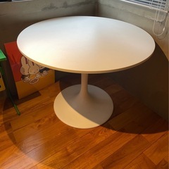 IKEAドクスタ丸テーブルの画像