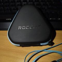 ROCCAT イヤホン 青の画像