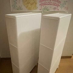 ホワイトプラスチック収納3段ボックス キャスター付き 2つの画像
