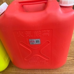 ポリタンク各1個2点あります。の画像