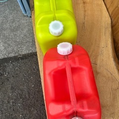 ポリタンク各1個2点あります。の画像