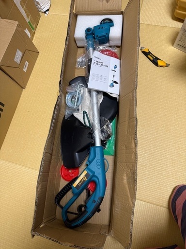早い者勝ち‼︎最終値下げ‼︎【本体のみ】 充電式 草刈り機 一機両用式 ブラシレスモータ搭載 マキタ18Vバッテリーを対応 刈込幅200mm コードレス グラストリマー 芝刈り機 角度調整 ナイロンカッター・肩掛けバンド付き 電動刈払機 枝切り 安全 【バッテリ・充電器別売】 [並行輸入品]