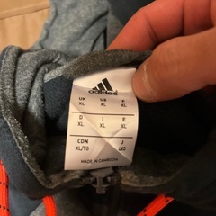 adidas パーカーの画像