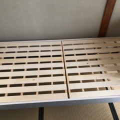 ニトリのシングルベッド（白）とマットレスの画像