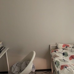 IKEAのデスクとイス