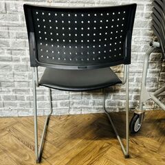 状態良好 	 アイリスチトセ ASL-110PV-BK  会議/ループスタッキングチェアASL ブラック 30脚 専用台車付き 収納&移動楽々 手渡し希望/自社配送可能（配送エリアについてお問い合わせください）の画像