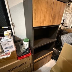 スライドトレーと電源コンセント付き木製キッチンキャビネット