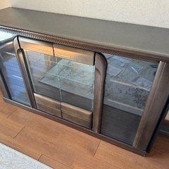 ブラウン　木製キャビネット　ガラス扉