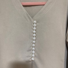 新品 タグなし Vネック パール トップス カーディガン ベージュの画像