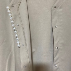 新品 タグなし Vネック パール トップス カーディガン ベージュの画像