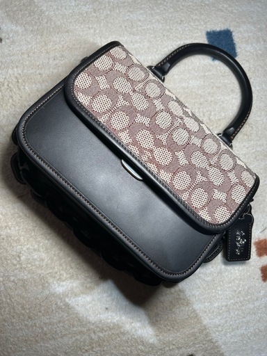 コーチ（COACH）ローグトップハンドルシグネチャージャカード新品未使用長美品
