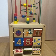 知育玩具：木製アクティビティキューブ