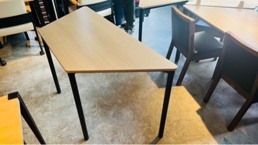 中古台形テーブル【A】 幅1400×奥行600×高さ720mm ライトウッド天板・ブラック脚