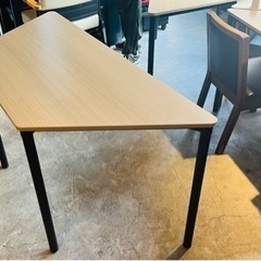 中古マルチワークテーブル 台形 幅1400×奥行600×高さ720mm ライトウッド天板・ブラック脚 2台セットの画像