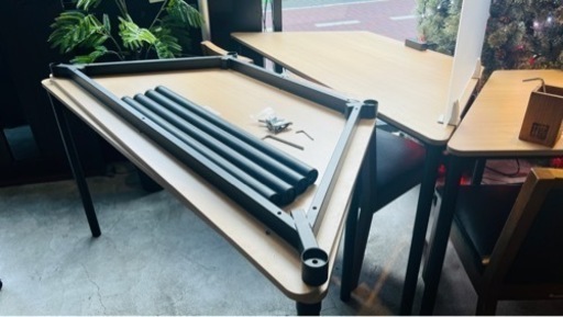 中古台形テーブル【A】 幅1400×奥行600×高さ720mm ライトウッド天板・ブラック脚