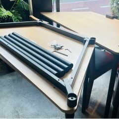 中古マルチワークテーブル 台形 幅1400×奥行600×高さ720mm ライトウッド天板・ブラック脚 2台セットの画像
