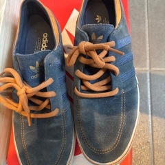 【adidas】スニーカー
の画像