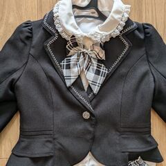 〈再値下げ〉女児フォーマルスーツ130の画像
